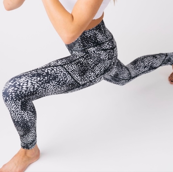 ZYIA NWT Womens Black Viper Pocket Light n Tight Hi-Rise 7/8 Leggings 24" Size 0 - Picture 2 of 11